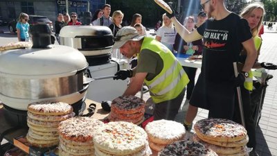 У Чортківській громаді переселенців безкоштовно пригощають піцою, морозивом і фруктами