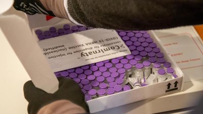 На Тернопільщині почали щеплювати препаратом Pfizer. Кого ним вакцинують?