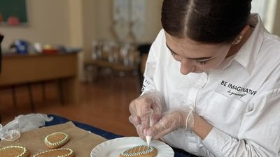 Тернопільські студенти приготували святкове печиво для одиноких жителів міста