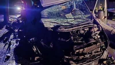 Розтрощив буса об стовп: ще один любитель їзди підшофе зіткнувся з жорсткою реальністю