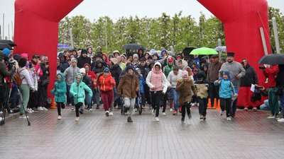 У квітучих садах Петра Гадза вчора провели масштабний забіг, щоб допомогти ЗСУ. Фоторепортаж