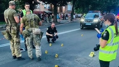 Чоловік жбурнув бойову гранату з вікна автомобіля у натовп: є поранені. ВІДЕО
