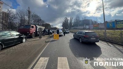 У Тернополі водійка позашляховика в'їхала у "КамАЗ". ФОТО