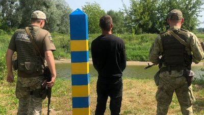 За 10 тисяч доларів "домалювали" двох дітей: на кордоні спіймали винахідливого ухилянта