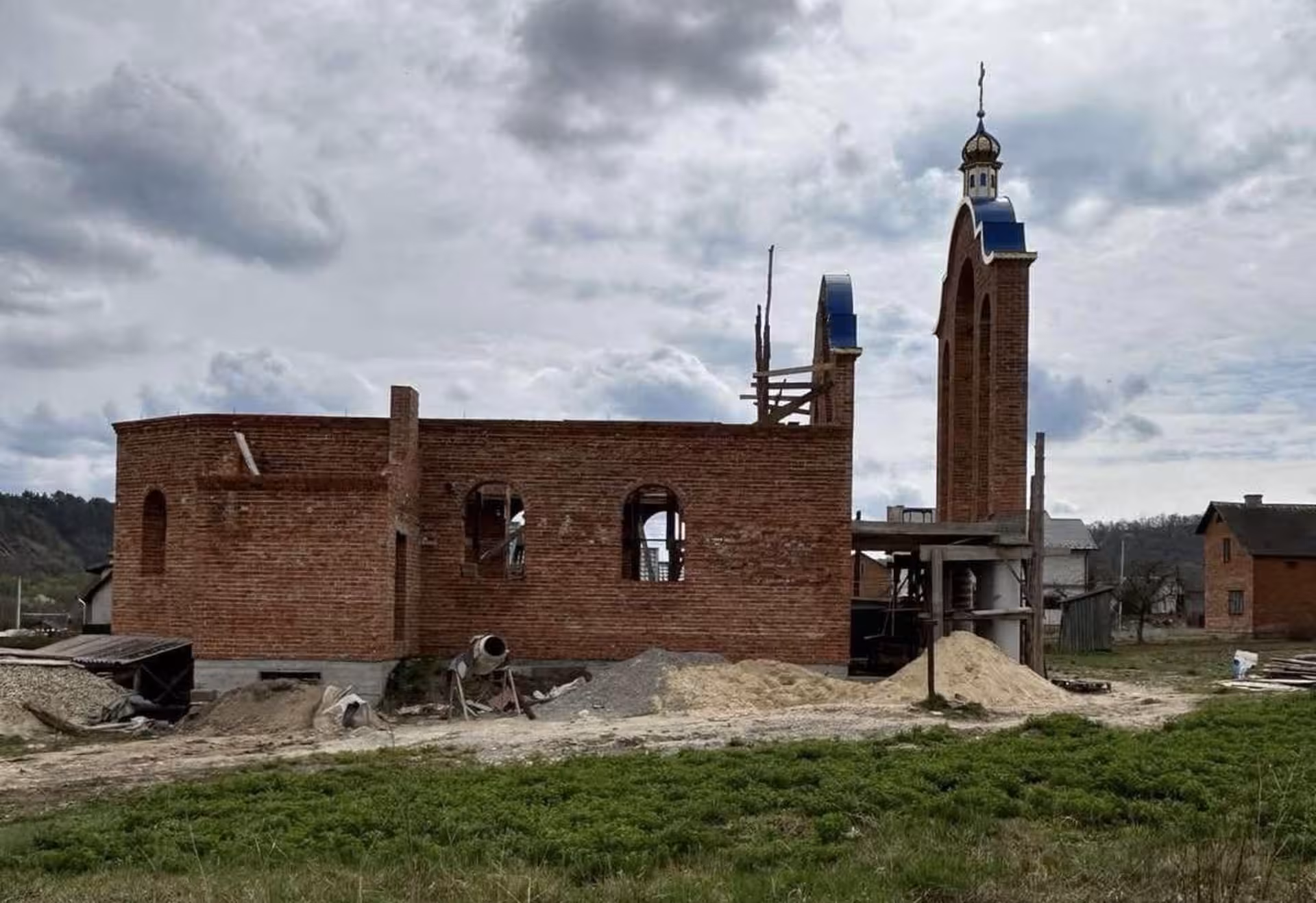 Нові храми будують на Тернопільщині: хід робіт оглянув архиєпископ. ФОТО