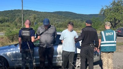І сміх, і гріх: священник намагався перевезти ухилянта через кордон під рясами. ВІДЕО