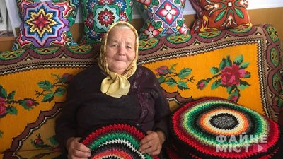 88-річна бабуся з Тернопільщини в’яже килимки і передає кошти на ЗСУ