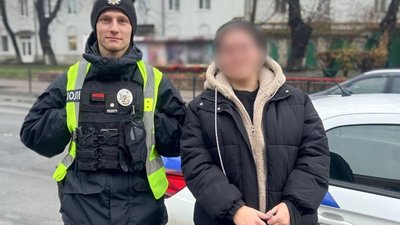 Патрульні повернули тернополянці наплічник, який вона забула у тролейбусі