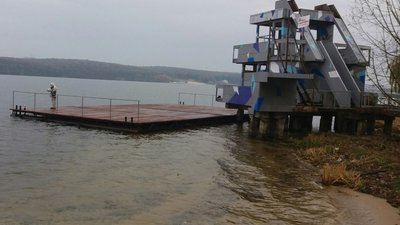 Набережна ставу, в яку вклали мільйони, розвалюється на очах. ФОТО