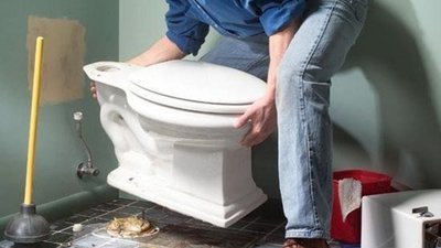 Гроші в унітаз: тернополянину нарахували 173 тисячі гривень боргу через несправний бачок. ВІДЕО