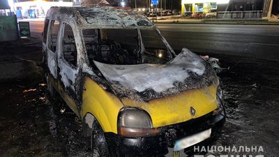 У Тернополі чоловік підпалив два автомобілі і розбив скло у третьому. ФОТО