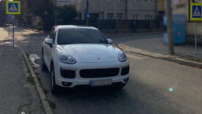 У Тернополі водійка припаркувала свій Porsche на пішохідному переході. ФОТО