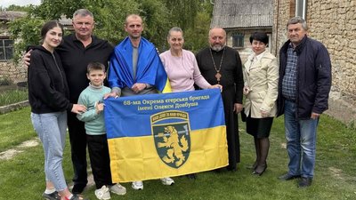 Синочок дочекався тата з полону: додому повернувся захисник Дмитро Дерлиця