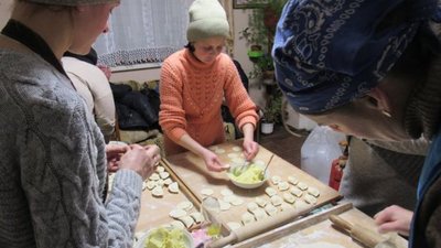 Господині з Магдалівки ліплять вареники для захисників. ФОТО