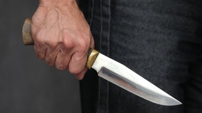 Погрожував вбивством: чоловік з ножем влаштував розбірки на дитячому майданчику