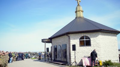 Освятили меморіальні плити з іменами полеглих воїнів  стрілецького батальйону  з Тернопільщини