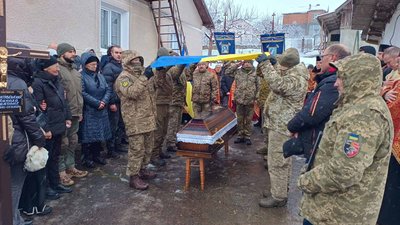 На Тернопільщині попрощалися із загиблим бійцем Миколою Беновським: його син також захищає Україну. ФОТО