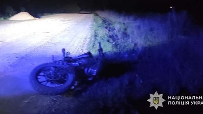 На Тернопільщині перекинувся мотоцикл: до лікарні потрапили хлопець і дівчина