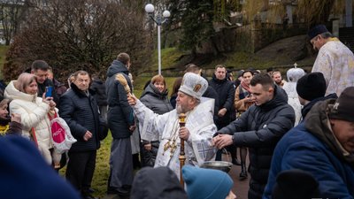 На набережній тернопільського ставу провели міжконфесійне освячення води. ФОТО