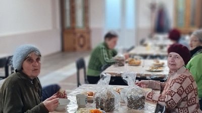 ВІдвідувачам соціальної їдальні роздають Великодні паски