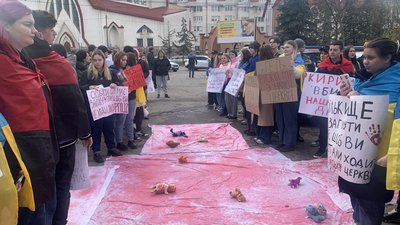 "Закривавлені" іграшки і простирадла: тернополяни вшосте провели акцію протесту біля московської церкви. ФОТО