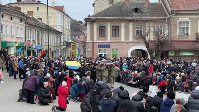 Тисячі людей на колінах: на Тернопільщині прощаються з Героєм, який підірвав міст ціною власного життя. ФОТО
