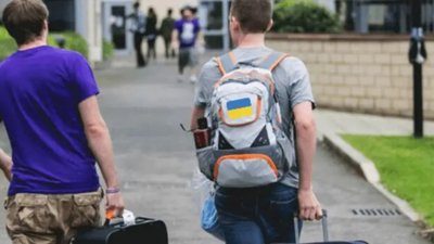 Поляки оприлюднили шокуючу  статистику в'їзду-виїзду українських юнаків