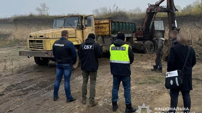 На Тернопільщині незаконно видобували глину для виробництва цегли. ФОТО