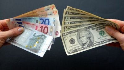 В травні українці частіше купували євро, чим долари