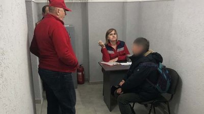 Чоловік чіплявся за рейки, потяг наближався: патрульний врятував тернополянина від самогубства