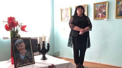 "Знайшла порятунок у вишитті": мати загиблого захисника створює ікони з бісеру. ФОТО