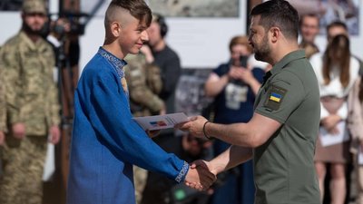 Володимир Зеленський вручив паспорт 14-річному сину загиблого Героя з Тернополя