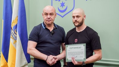 Сергій Надал вручив сертифікат на квартиру звільненому з полону військовослужбовцю