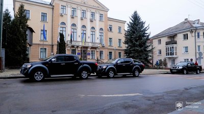 Тернопіль для ЗСУ: працівники міськради придбали автівки для трьох бойових бригад