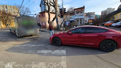 В центрі Тернополя обірвалася лінія електропередач: дроти впали на "Теслу". ФОТО