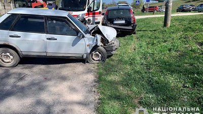 Неподалік Тернополя водій протаранив припарковану автівку: він у комі