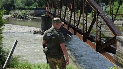 Скільки коштує перепливти Тису: прикордонники назвали "тарифи"