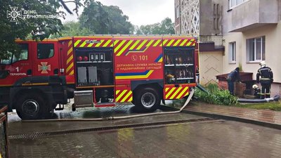 У Тернополі рятувальники відкачують воду з підтоплених будинків