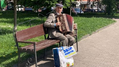 68-річний тернополянин грає на баяні, аби допомогти ЗСУ. ВІДЕО