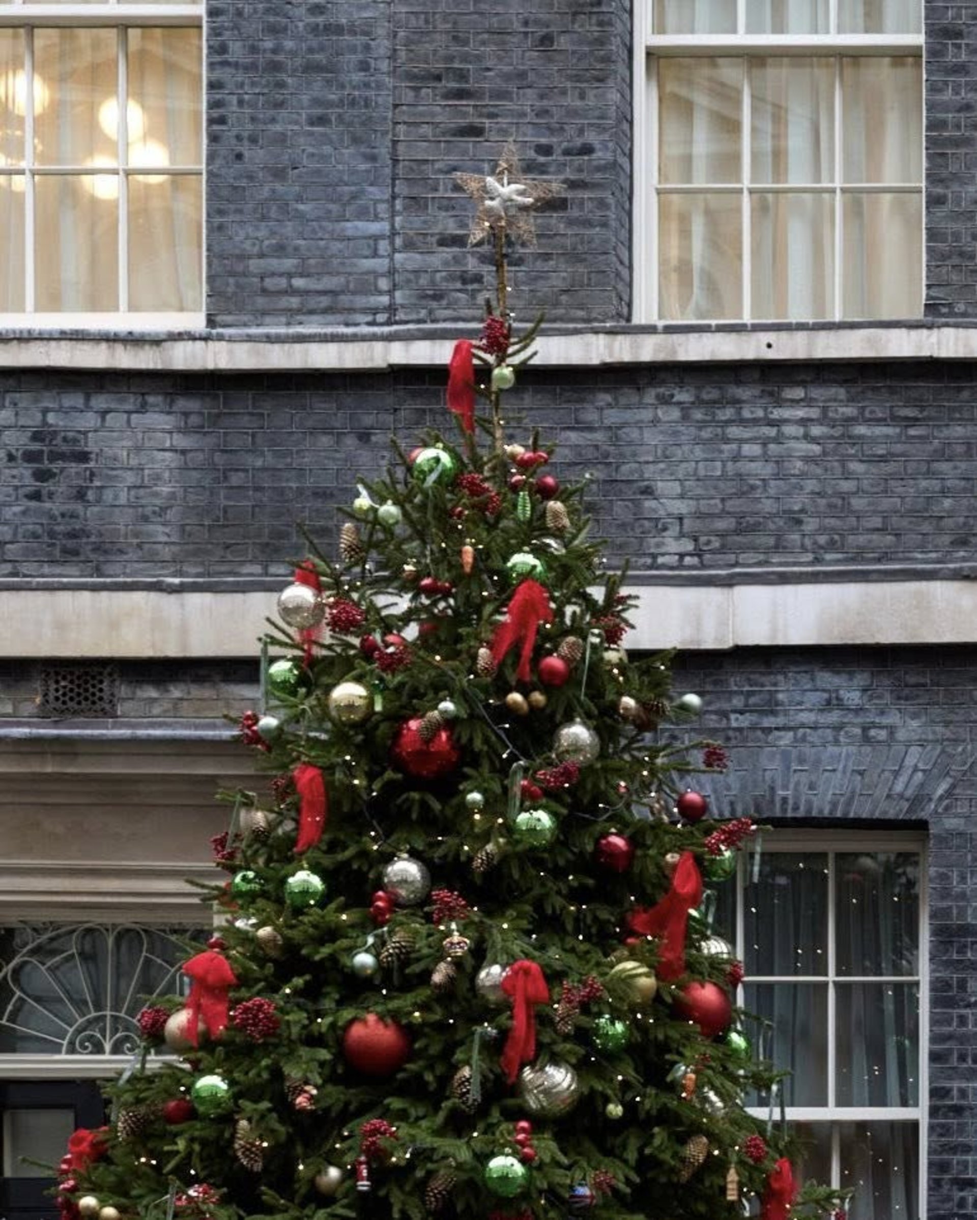 Жар-птиця тернопільських майстрів прикрашає ялинку на Даунінг-стріт