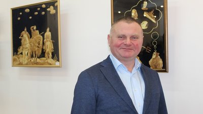 Картини із соломи та на склі презентували тернопільські митці. ФОТО