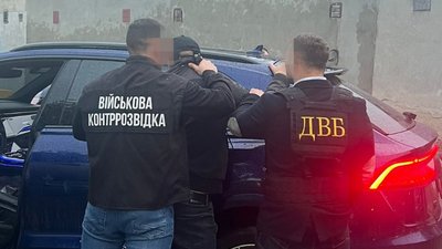 Обіцяв за 12 тисяч доларів зробити непридатним до служби: у Тернополі спіймали чергового "рішайлу". ВІДЕО