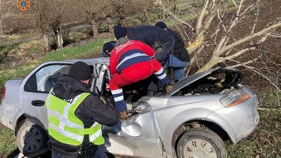 Водія затисло в понівеченому автомобілі: карколомна аварія на Тернопільщині. ФОТО