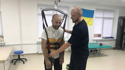 Уламок ворожого дрона застряг у шиї: тернопільський підприємець відновлюється після важкого поранення. ВІДЕО