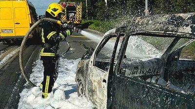 Залишилася купа металу: у Тернополі на дорозі згорів дощенту автомобіль. ФОТО