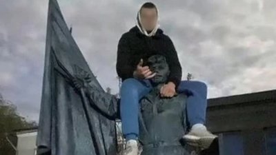 Підліток видерся на пам'ятник Герою України: відповідати довелося його матері