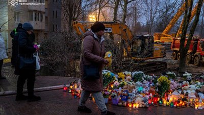 Лампадки, квіти та дитячі іграшки: тернополяни вшановують жертв ракетного обстрілу 19 листопада