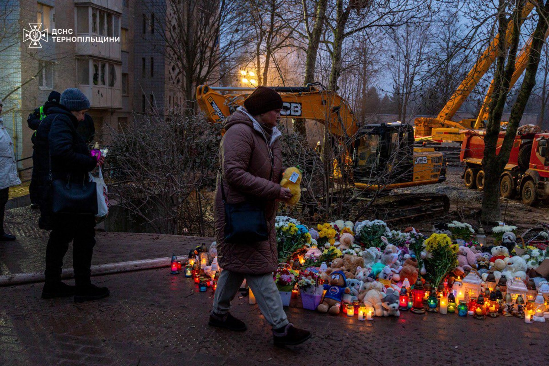 Лампадки, квіти та дитячі іграшки: тернополяни вшановують жертв ракетного обстрілу 19 листопада