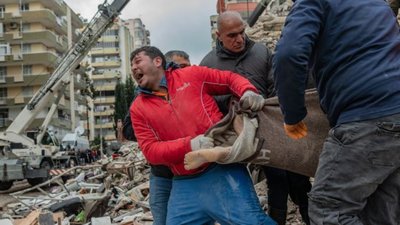 Під завалами в Туреччині можуть перебувати українці: кількість жертв землетрусу перевищила 15 тисяч