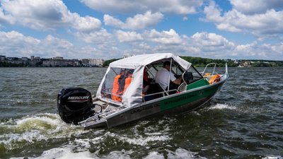 Може навіть сканувати дно: тернопільський став будуть патрулювати на новенькому катері. ФОТО